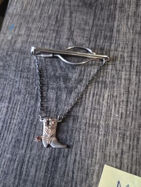 Tie Clip/ Pin MEXICANA Silver-Tone Cowboy Boot Brooch with Chain